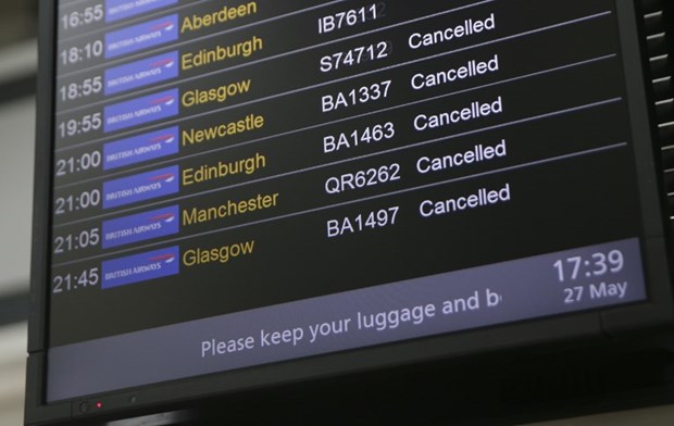 İngilterenin en büyük havalimanında büyük kaos