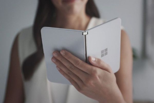 Microsoft katlanabilir telefonunu tanıttı