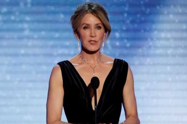 Felicity Huffman kamu hizmeti cezasını çekmeye başladı