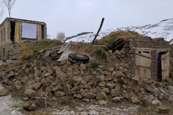 İrandaki deprem Vanı vurdu