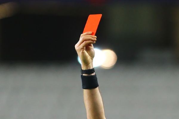 Kasıtlı öksüren futbolcu kırmızı kart görecek