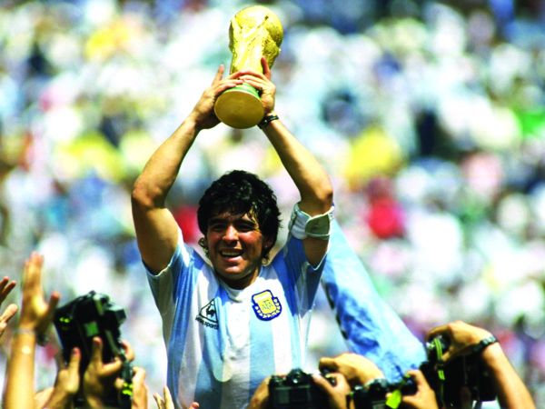 Efsane futbolcu Maradona hayatını kaybetti