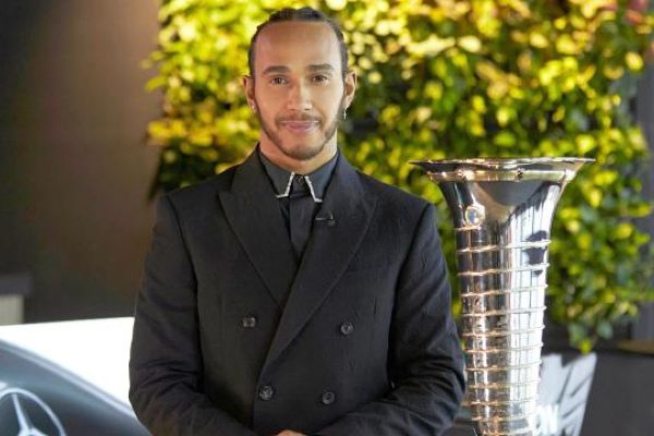 Lewis Hamilton şövalye ilan edildi