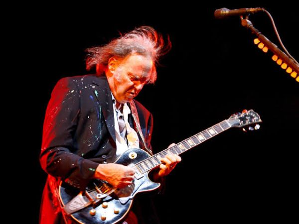 Neil Young, şarkılarının haklarını 150 milyon dolara sattı