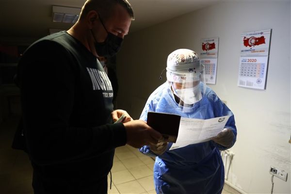 Yurt dışından gelenlerin PCR testi ibrazı devam edecek