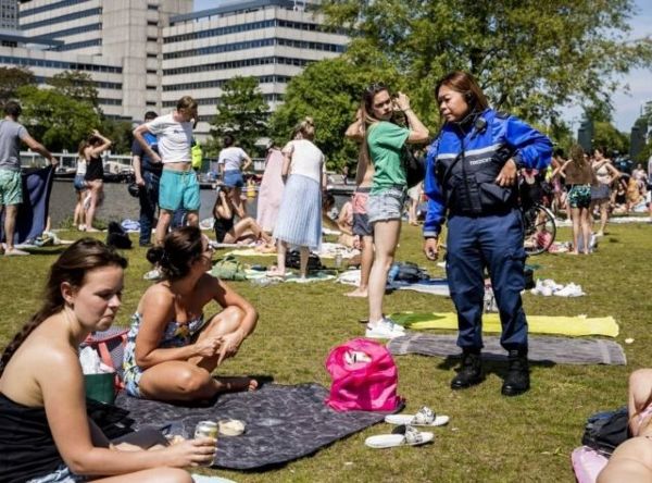 Hollandada sosyal mesafe kuralı 25 Eylülde kaldırılıyor