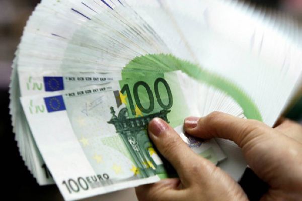 Fransada düşük gelirlilere 100 euro...