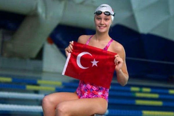 Milli yüzücü Güneşten altın madalya