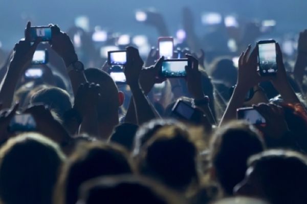 Konserlerde iPhone kullanımı yasaklanıyor