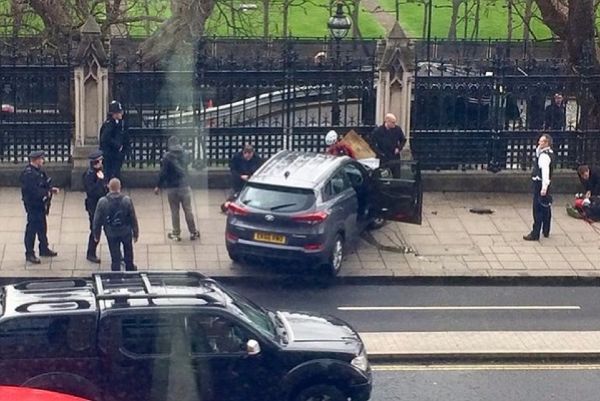 İngilterede Parlamento binası önünde terör saldırısı