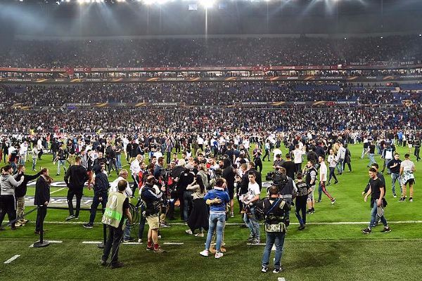 UEFAdan Beşiktaş ve Olympique Lyona ceza