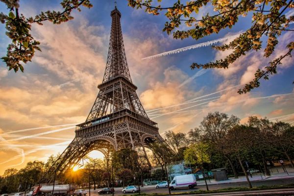 Paris, fosil yakıtlı otomobillerin şehre girişini yasaklıyor