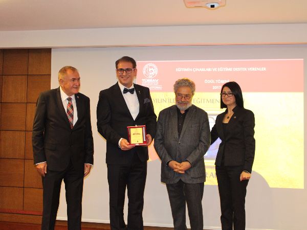 Max Fm Radyo Programcısı Özgür Aksuna TÜSİAV “Yılın İletişimcisi” ödülüne layık görüldü