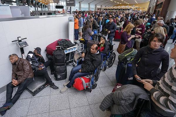 Binlerce yolcu havalimanında mahsur kaldı
