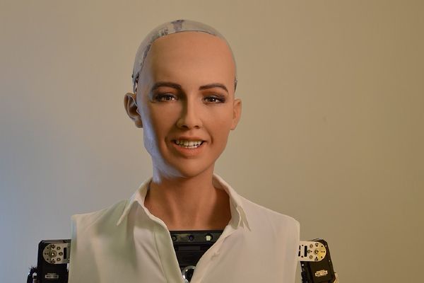 Robot Sophiadan bir ilk daha
