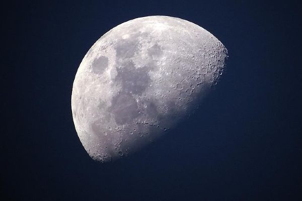 Çin Ayın karanlık yüzü için uydu gönderdi
