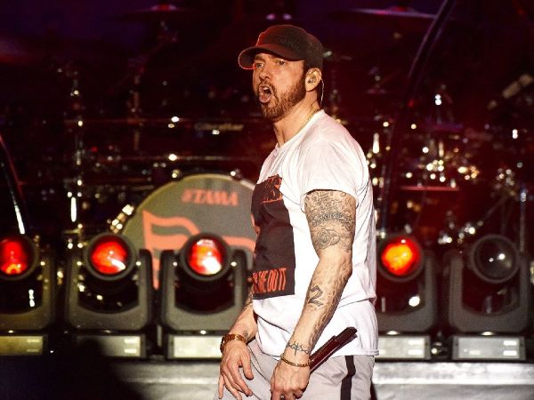 Eminem konserinde silah sesi efekti panik yarattı