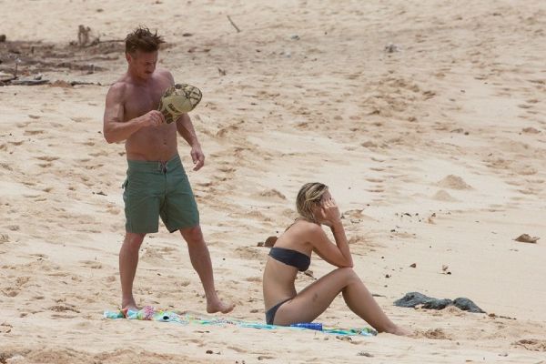 Sean Penn 31 yaş küçük sevgilisiyle tatilde