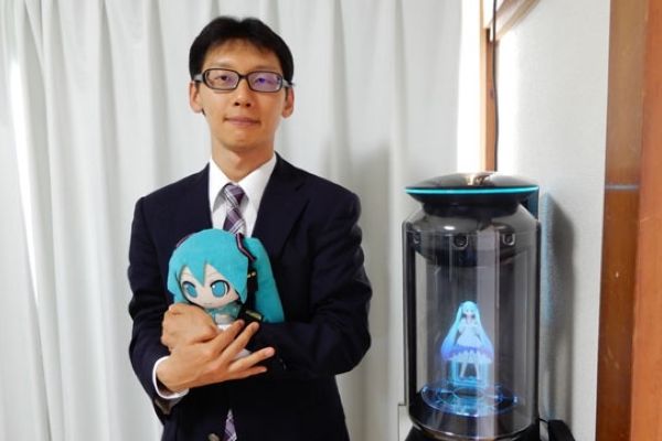 Okul müdürü hologramla evlendi