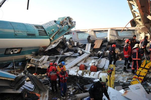 Ankaradaki tren kazası soruşturmasında 3 TCDD çalışanı tutuklandı