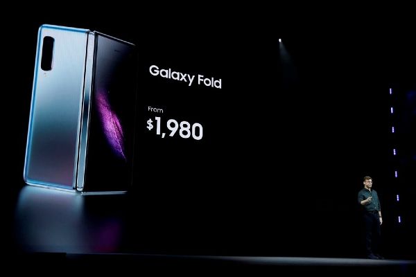 Samsung katlanabilir telefonu Galaxy Foldu tanıttı