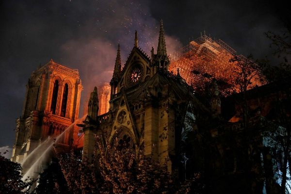 Tarihi Notre Dame Katedralinde yangın