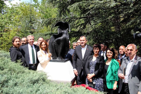 İlhan Koman heykeli yeniden Seğmenler Parkında