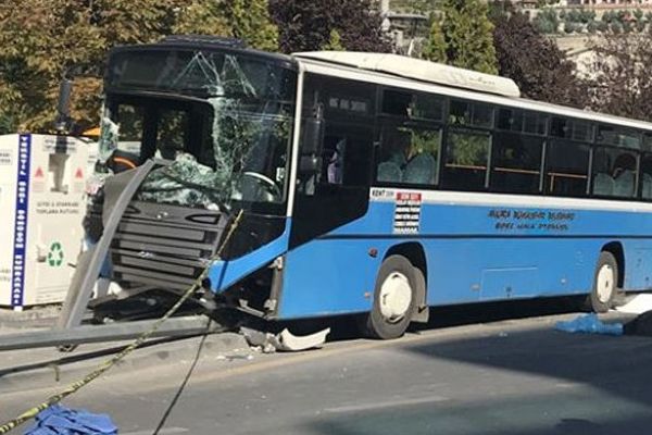 Ankarada halk otobüsü durağa girdi ! Can kayıpları var...