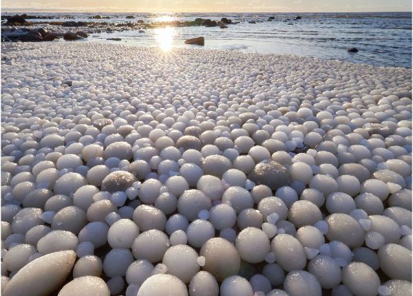 Finlandiyada plaj, yumurta şeklinde buz toplarıyla kaplandı
