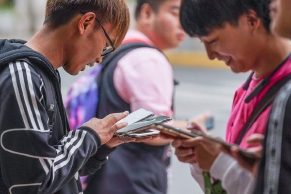Çinde yeni telefon alanlar yüz bilgilerini kaydettirmek zorunda