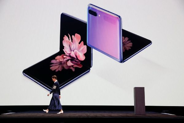 Samsung yeni katlanabilir modelini tanıttı