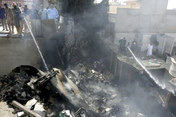 Pakistanda 107 yolcu taşıyan uçak yerleşim alanına düştü