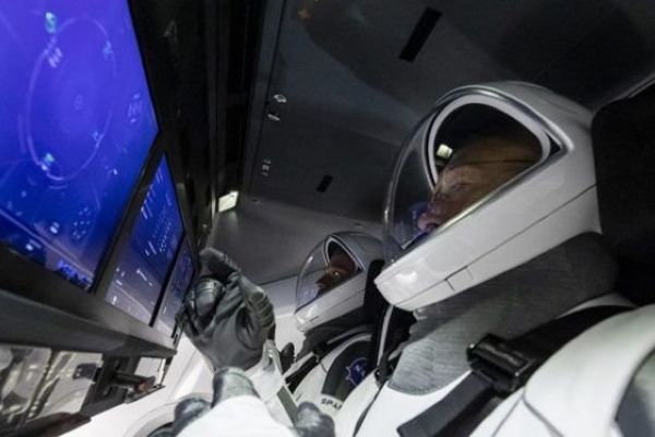 SpaceXin Dragon kapsülü Uluslararası Uzay İstasyonuna kenetlendi
