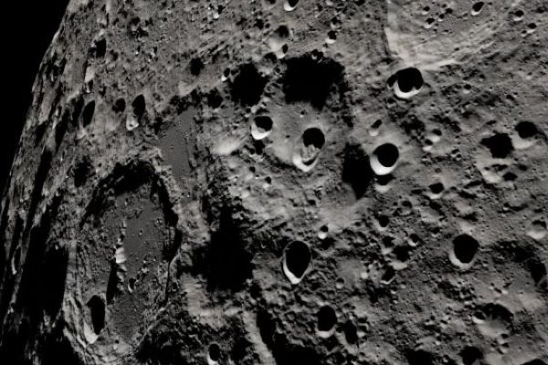 NASA, Ay yüzeyinde su bulunduğunu açıkladı