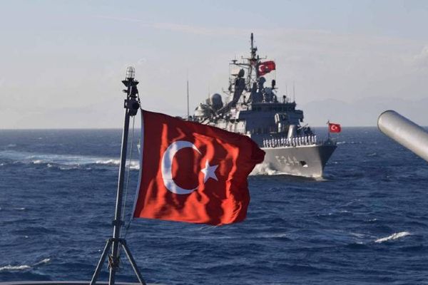 Egede Yunan jetinden Türk gemisine taciz
