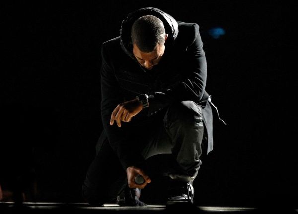 Kanye West’in sahnede giydiği spor ayakkabı 1 milyon dolara açık artırmada