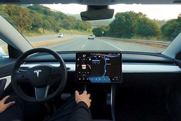 ABDden Teslanın otopilot sistemine güvenlik soruşturması