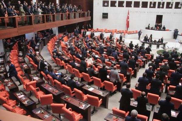 Milletvekillerine ömür boyu diplomatik pasaport hakkı