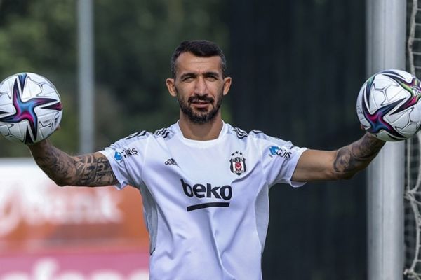 Mehmet Topal futbolculuk kariyerini sonlandırdı